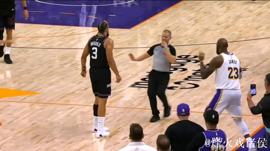 詹姆斯与狄龙爆发口角冲突被吹技术犯规 詹姆斯与狄龙爆发口角冲突被吹技术犯规